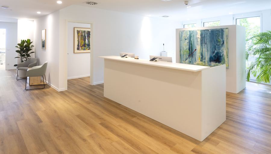 Reception of Hautmedizin Westend with white counter and painting