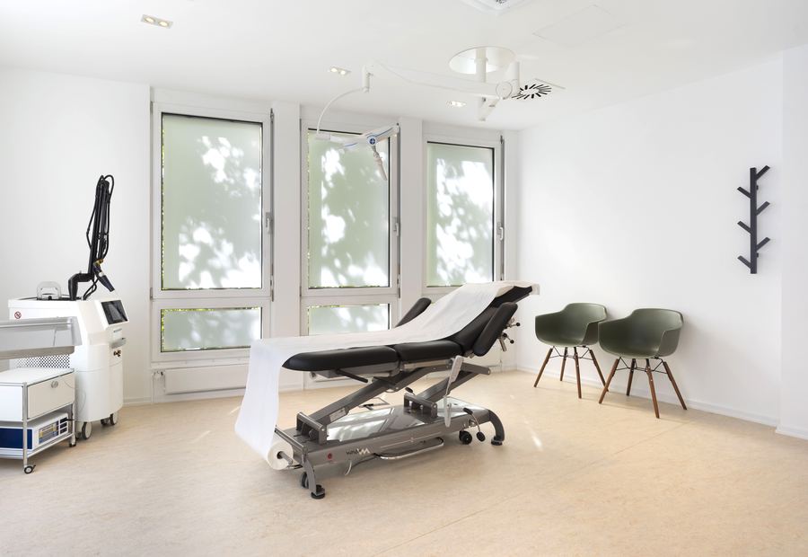 Laser room with treatment couch and laser system